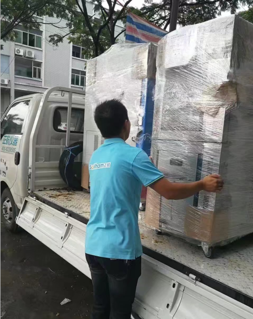 兩臺負70度恒溫恒濕試驗箱裝車發(fā)貨